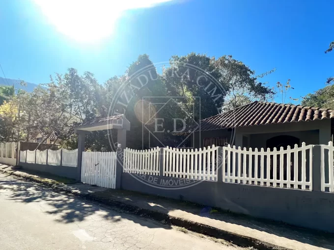 Casa com cachoeira em Paraty